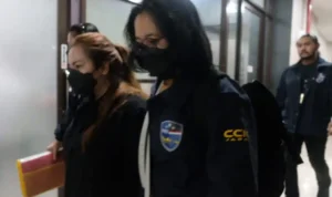 Foto Lisa Mariana ditangkap polisi membawa map coklat