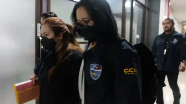 Foto Lisa Mariana ditangkap polisi membawa map coklat