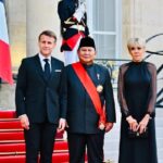 Foto bersama Presiden Prancis Emmanuel Macron Presiden RI Prabowo Subianto dan Ibu Negara Prancis Brigitte Macron (Foto Biro Pers Media dan Informasi Sekretariat Presiden)