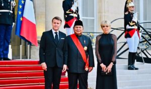 Foto bersama Presiden Prancis Emmanuel Macron Presiden RI Prabowo Subianto dan Ibu Negara Prancis Brigitte Macron (Foto Biro Pers Media dan Informasi Sekretariat Presiden)