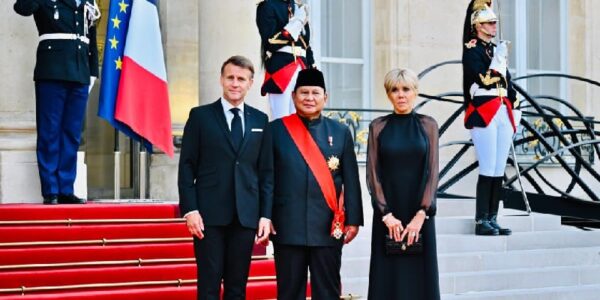 Foto bersama Presiden Prancis Emmanuel Macron Presiden RI Prabowo Subianto dan Ibu Negara Prancis Brigitte Macron (Foto Biro Pers Media dan Informasi Sekretariat Presiden)