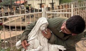 Foto yang beredar di media sosial seorang tentara Israel melecehkan patung Bunda Maria dengan menempelkan rokok di mulut patung tersebut (Foto BBC)