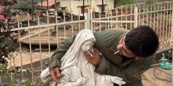 Foto yang beredar di media sosial seorang tentara Israel melecehkan patung Bunda Maria dengan menempelkan rokok di mulut patung tersebut (Foto BBC)