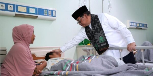 Gubernur DKI Jakarta Pramono Anung saat menjenguk siswa yang menjadi korban dugaan keracunan Makan Bergizi Gratis (MBG) beberapa waktu lalu (Foto PPID)