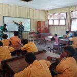 Membawa Kebahagiaan Bagi Pelajar Papua, Satgas Pamtas Yonif 126/KC Jadi Guru Sekaligus Bagikan Perlengkapan Sekolah