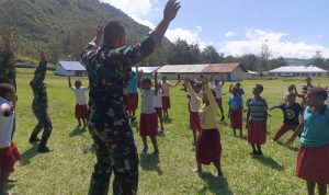 Upayakan Semangat Belajar, Satgas Pamtas Yonif Raider 142/KJ Ajarkan Senam Pagi Siswa Sekolah