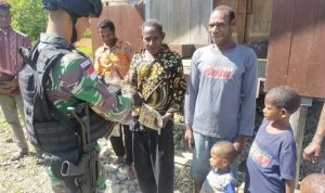 Jalin Silaturahmi, Satgas Pamtas Yonif Raider 142/KJ Temui Tokoh Adat Di Pegunungan Tengah