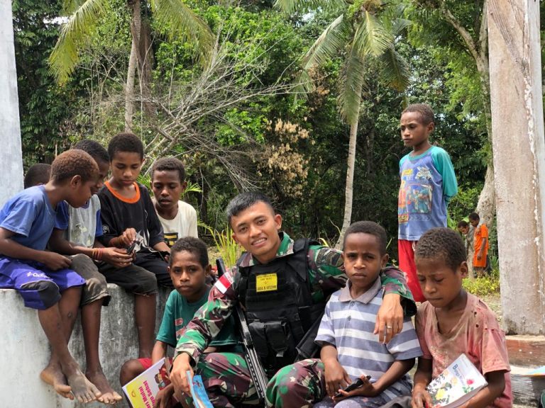 Melalui Interaksi Dengan Anak-Anak Perbatasan Papua, Satgas Yonif 126/KC Bercerita Dan Bagi Buku
