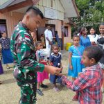 Kasih Dalam Sukacita Satgas Pamtas Yonif Raider 142/KJ Bersama Anak-Anak Di Tolikara