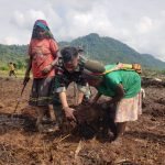Peduli Ketahanan Pangan Di Perbatasan Papua, Satgas Yonif 126/KC Bantu Proses Membuka Lahan Masyarakat