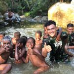 Anggota Satgas Yonif 126/KC Candaria Ajak Anak-anak Papua Bermain Di Sungai