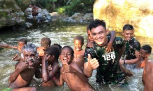 Anggota Satgas Yonif 126/KC Candaria Ajak Anak-anak Papua Bermain Di Sungai