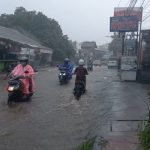 Gara-Gara Drainase Dibongkar, Saat Hujan Jalan Srikandi Jadi Sungai 