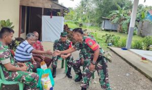 Babinsa Koramil 1710-02/Timika Bantu Sembako Kepada Warga Binaan di Kampung Kamoro Jaya