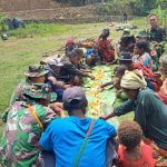 Bukan Hanya Masuk Dapur, Satgas Pamtas Yonif R 142/KJ Makan Bersama Dengan Warga Di Papua