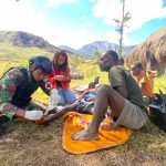 Aksi Gerak Cepat Satgas Yonif Mekanis 203/AK Memberikan Pertolongan Pertama Dan Bantu Evakuasi Warga Yang Sakit