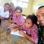 Tingkatkan Kecerdasan, Satgas Yonif Raider 142/KJ Ajarkan Bahasa Inggris Anak Di Wilayah Penugasan Papua