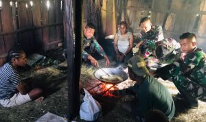 Satgas Yonif Raider 142/KJ Berbagi Rejeki Memasak di Dapur Rumah Warga
