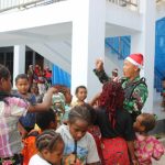 Berujung Ke Gembiraan, Sinterklas 142 Datang Bagikan Kue dan Permen di Papua Pegunungan