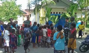 Beri Buku Tulis, Para Babinsa Koramil 1710-07/Mapurujaya Motivasi Semangat Belajar Anak-Anak