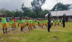 Libur Sekolah Berakhir, Satgas Yonif R 142/KJ Bersama Siswa SD Inpres Senam Bersama