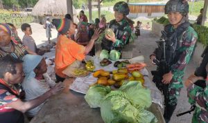 Satgas Yonif R 142/KJ Anjangsana Ke Pasar Bolakme Dan Borong Hasil Bumi Mama Papua