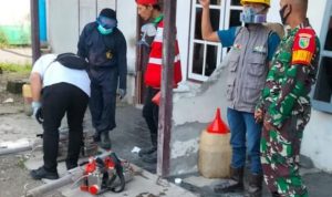 Waspada Demam Berdarah, Babinsa Koramil 1710-02/Timika Lakukan Fogging DBD Bersama Tim Dari Dinas Kesehatan