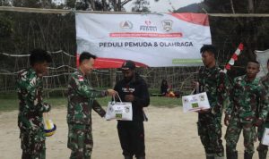 Satgas Yonif Mekanis 203/AK Membagikan Sarana Olahraga Kepada Pemuda Desa Tima