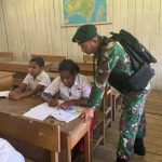 Bantu Tingkatkan Kecerdasan Anak Bangsa, Personel Pos Makki Satgas Yonif Mekanis 203/AK Mengajar Di SD YPPGI Distrik Makki