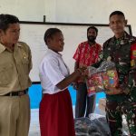Satgas Yonif 143/TWEJ Salurkan Bantuan Dari Mabes TNI Bagi Siswa SD di Papua