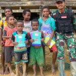 Datangkan Keceriaan, Satgas Yonif 143/TWEJ Bagikan Alat Tulis Di Pedalaman Papua
