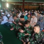 Tingkatkan Senergitas TNI-Polri Satgas Yonif 143/TWEJ Laksanakan Sholat Jumat