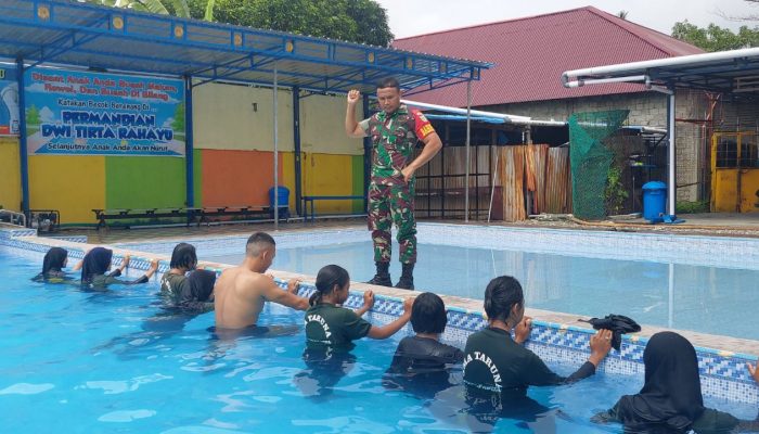 Babinsa Koramil 1710-02/Timika Latih Renang Dasar Siswa-Siswi SMA Taruna Timika