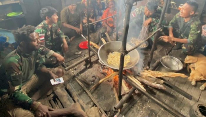 Kebersamaan Warga Pegunungan Dengan Satgas Yonif 143/TWEJ di Papua