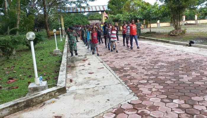 Babinsa Koramil 1710-03/Kuala Kencana Berikan Pelatihan Baris Berbaris Pada Siswa Siswi Baru SMP Katholik Kokonao