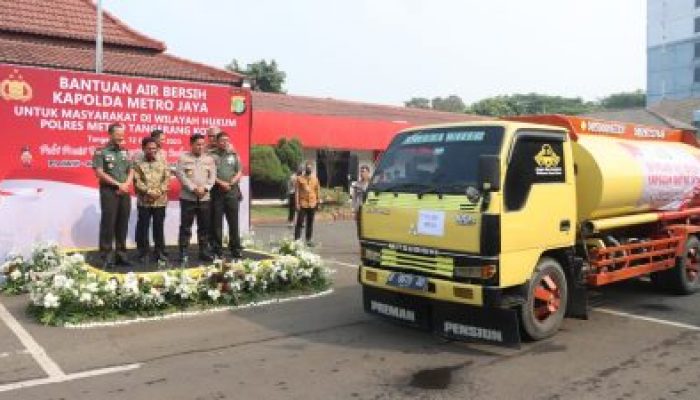 Secara Simbolis Irjen Karyoto Melepas Pemberian Bantuan Air Bersih ke 24 Titik di Wilayah Hukum Polres Metro Tangerang Kota.[doc.klise]
