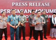 Panglima TNI  Bersama Kapolri Meresmikan Monumen Jenderal Polisi Hoegeng Iman Santoso