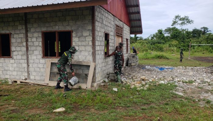 Satgas TMMDÂ Ke-119 Kodim 1715/Yahukimo Bantu Masyarakat Renovasi Gereja