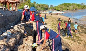 Bakamla RI Clean Up Pesisir Pantai Nelayan di Oesapa Kupang