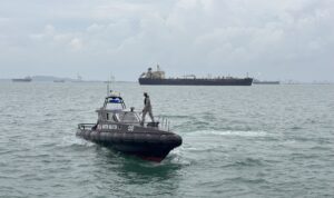 Misi Penyelamatan Berisiko Tinggi, Bakamla RI Jemput 4 Nelayan di Laut Indonesia–Malaysia!