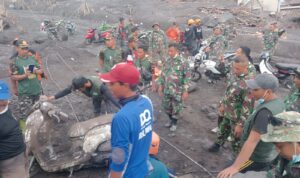 Kondisi Semeru Terkini: 477 Warga Mengungsi, TNI Bangun Pos Komando dan Dapur Lapangan
