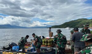 Banjir Lumpuhkan Akses Darat, TNI Ambil Jalur Danau untuk Selamatkan Warga Sumbar IMG WA ()