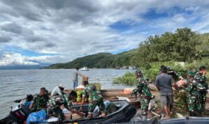 Dramatis! TNI Berlayar 12 Mil di Danau Singkarak Demi Selamatkan Warga Terdampak Banjir IMG WA