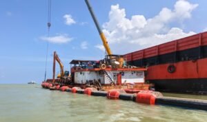 Optimalkan Alur Nelayan, Satgas Kuala TNI-Jhonlin Kerahkan 'Dredger' ke Muara Penaga IMG WA