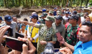 Kasum TNI dan Menteri PU Tinjau Percepatan Infrastruktur Pascabencana di Tapanuli Tengah IMG WA ()