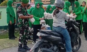 Aksi Humanis di Bulan Berkah: Danramil Mapurujaya Turun Langsung Berbagi Takjil di Depan Makoramil IMG WA