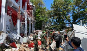 Aksi Sigap Korem 131/Santiago Bersihkan Puing Bangunan Usai Guncangan Besar di Sulawesi Utara IMG WA