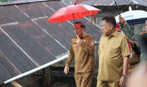 Terobos Hujan, Gubernur Sulawesi Utara Antar Bantuan Bagi Korban Banjir di Papakelan Minahasa