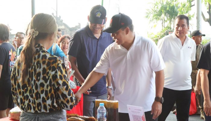 Jelang Galungan-Kuningan: Pj. Gubernur Bali Kunjungi Pasar Murah