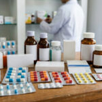 Ilustrasi Aturan Baru untuk Penjualan Obat di Minimarket (Suber Gemini Generated Image)
